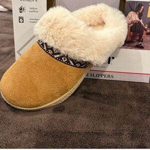 Isotoner Women's Slippers in Tan and Cream